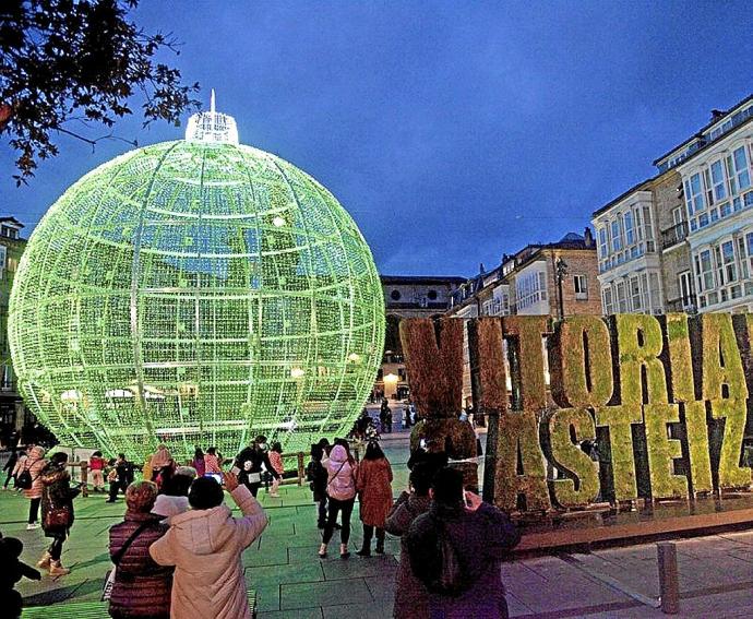 La bola de la Virgen Blanca fue la atracción en 2020. Foto: Josu Chavarri