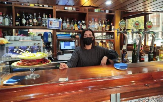 Maddalen Zárate lleva unos meses al cargo del bar la Taska.