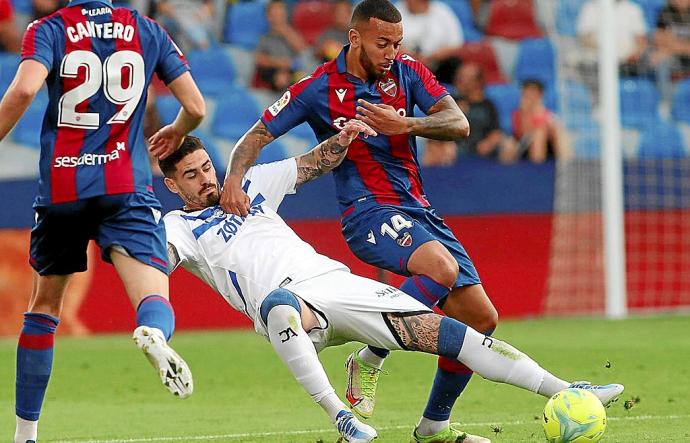 Miguel De la Fuente pelea un balón con Rubén Vezo durante el último partido entre el Alavés y el Levante en el Ciutat de Valencia. Foto: Área 11