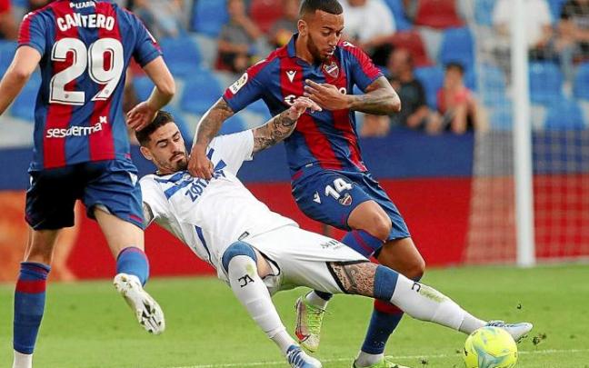 Miguel De la Fuente pelea un balón con Rubén Vezo durante el último partido entre el Alavés y el Levante en el Ciutat de Valencia. Foto: Área 11