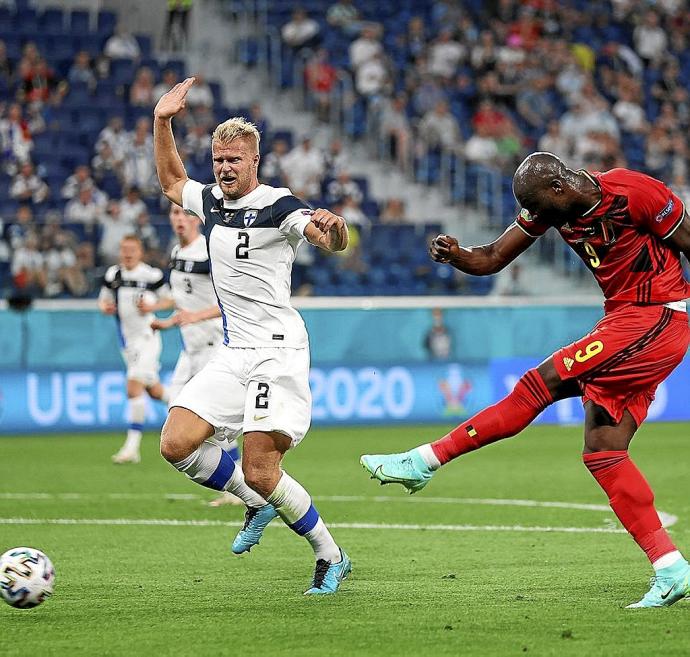 Lukaku dispara a puerta ante un defensor finlandés. Foto: N.G.