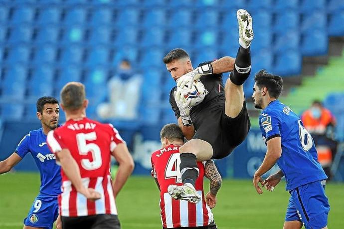 Unai Simón atrapa un balón en el último partido entre el Getafe y el Athletic. Foto: Efe