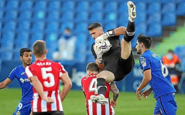 Unai Simón atrapa un balón en el último partido entre el Getafe y el Athletic. Foto: Efe Unai Simón atrapa un balón en el último partido entre el Getafe y el Athletic. Foto: Efe