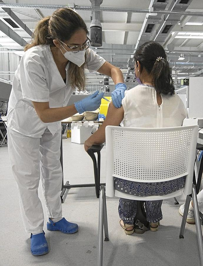 Una joven es vacunada en el hospital Zendal de Madrid. Foto: Europa Press