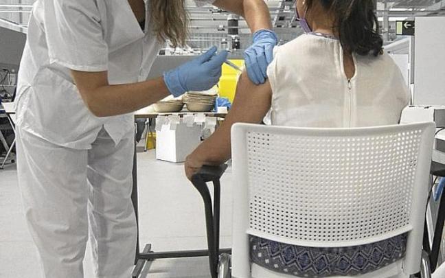 Una joven es vacunada en el hospital Zendal de Madrid. Foto: Europa Press Una joven es vacunada en el hospital Zendal de Madrid. Foto: Europa Press
