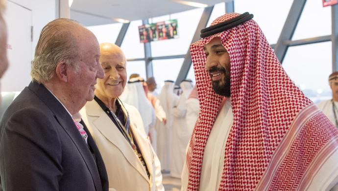 Juan Carlos I conversa con el príncipe heredero saudí Mohamed Bin Salmán en Abu Dabi.