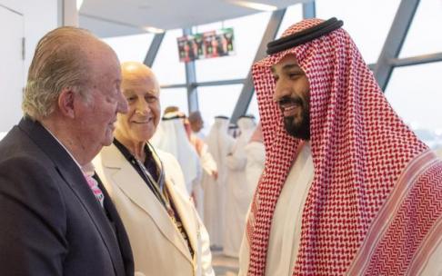 Juan Carlos I conversa con el príncipe heredero saudí Mohamed Bin Salmán en Abu Dabi. Juan Carlos I conversa con el príncipe heredero saudí Mohamed Bin Salmán en Abu Dabi.