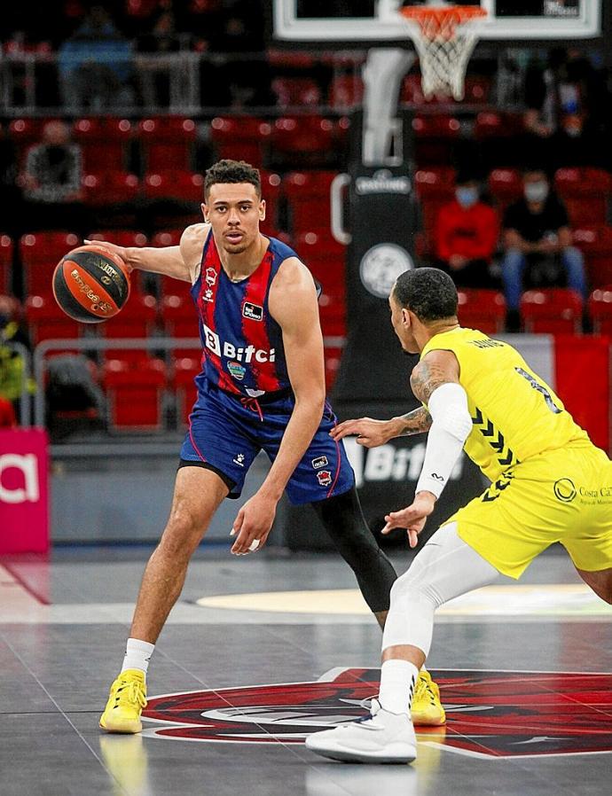 Baldwin bota el balón en un momento del partido de ayer ante el UCAM Murcia. Foto: Jorge Muñoz