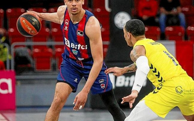 Baldwin bota el balón en un momento del partido de ayer ante el UCAM Murcia. Foto: Jorge Muñoz