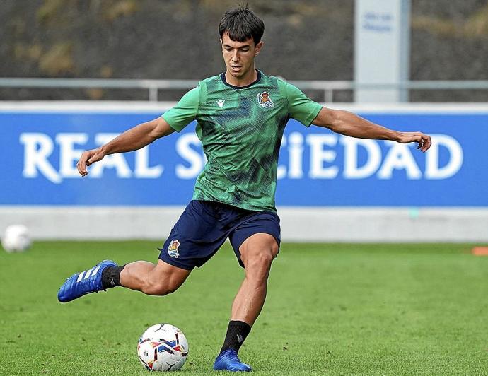 Martín Zubimendi golpea el balón en un entrenamiento con la Real Sociedad.