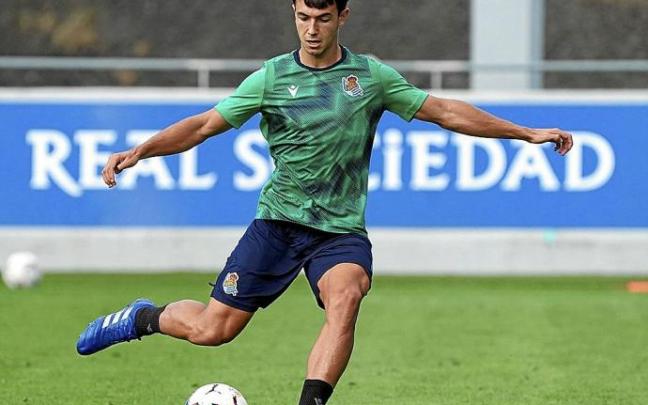 Martín Zubimendi golpea el balón en un entrenamiento con la Real Sociedad.