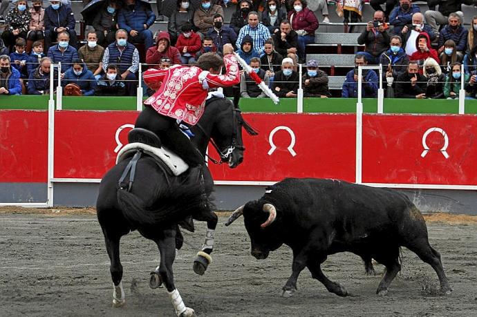 Gran par de banderillas de Pablo a lomos de 'Berlín' ante un toro de vuelta al ruedo, el 3º, 'Caralimpia I'.