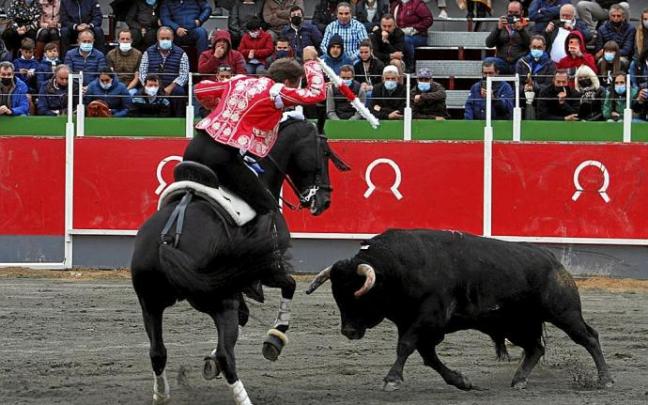 Gran par de banderillas de Pablo a lomos de 'Berlín' ante un toro de vuelta al ruedo, el 3º, 'Caralimpia I'.