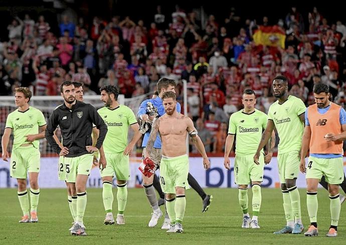 Los jugadores del Athletic se van del campo contrariados. Foto: Efe