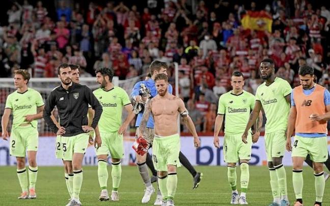 Los jugadores del Athletic se van del campo contrariados. Foto: Efe