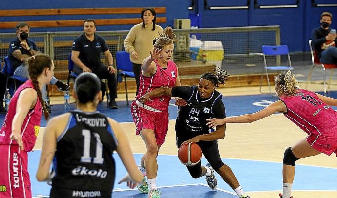 Brown, que anotó 15 puntos ante el Cadí La Seu, conduce el balón en el Gasca. Foto: Gorka Estrada