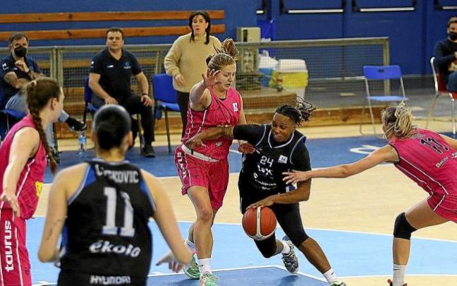 Brown, que anotó 15 puntos ante el Cadí La Seu, conduce el balón en el Gasca. Foto: Gorka Estrada