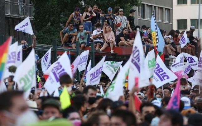 Personas reaccionan al triunfo del candidato presidencial Gabriel Boric. Personas reaccionan al triunfo del candidato presidencial Gabriel Boric.