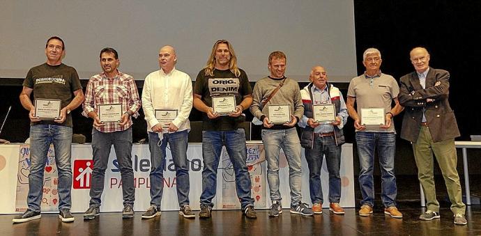 Entrega de placas a jugadores que llevan al menos 25 años en el torneo. Foto: Trofeo Boscos