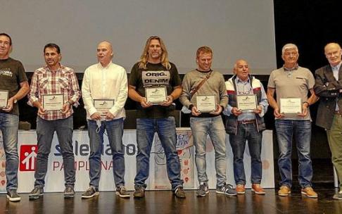Entrega de placas a jugadores que llevan al menos 25 años en el torneo. Foto: Trofeo Boscos