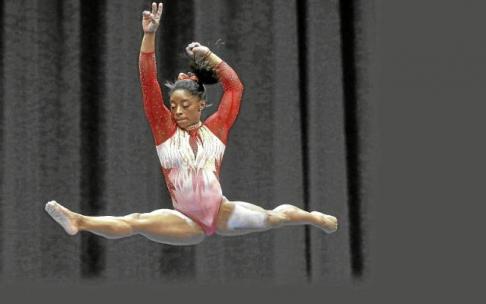 La gimnasta estadounidense Simone Biles ya brilló con luz propia hace cinco años en los Juegos de Río de Janeiro. Foto: Afp