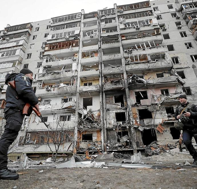 Un edificio de Kiev dañado por los bombardeos. Foto: Efe