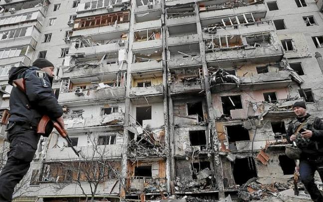 Un edificio de Kiev dañado por los bombardeos. Foto: Efe