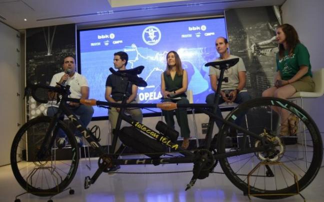 De izquierda a derecha, Roberto García, miembro de Bermeoko Ziklistak, Aritz Abaroa, alcalde Bermeo, Nerea Sarasola, directora de BBK, y los representantes de la asociación AdELA Euskal Herria