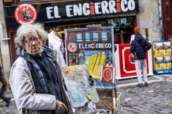 El pintor Antonio Trujillo, un fijo en la Plaza del Ayuntamiento y Mercaderes, con uno de sus cuadros.