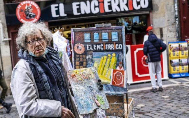 El pintor Antonio Trujillo, un fijo en la Plaza del Ayuntamiento y Mercaderes, con uno de sus cuadros. El pintor Antonio Trujillo, un fijo en la Plaza del Ayuntamiento y Mercaderes, con uno de sus cuadros.
