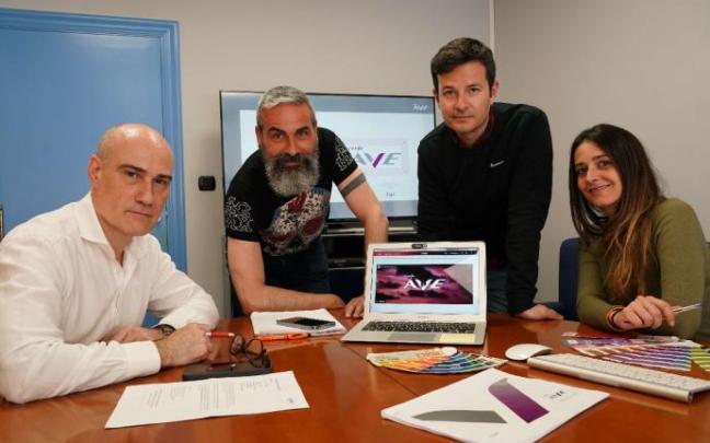 'JotaJota', primero por la izquierda, junto a parte del equipo que ha trabajado en el proyecto.