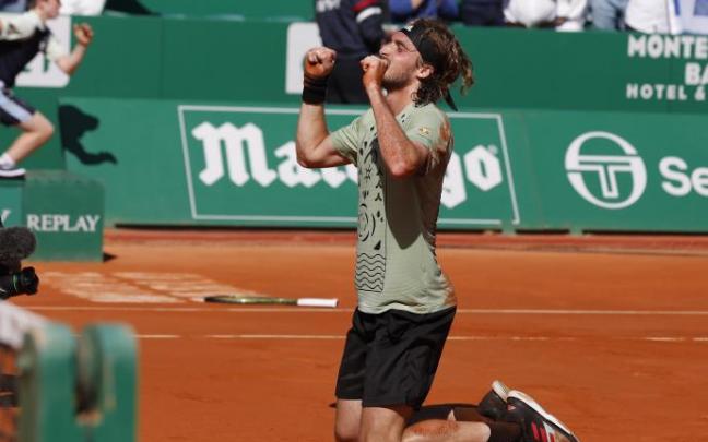 Stefanos Tsitsipas celebra su triunfo en Montecarlo. Stefanos Tsitsipas celebra su triunfo en Montecarlo.