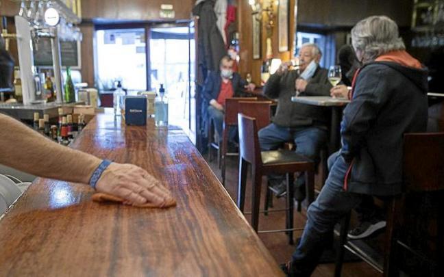 El consumo en barra vuelve a estar prohibido desde el miércoles pasado. Foto: Borja Guerrero