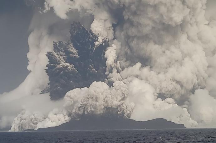 Erupción del volcán Hunga Tonga-Hunga Ha'Apai en el Pacífico Sur