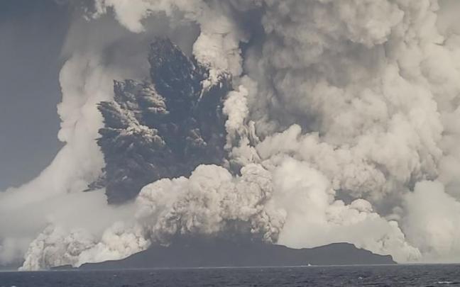 Erupción del volcán Hunga Tonga-Hunga Ha'Apai en el Pacífico Sur Erupción del volcán Hunga Tonga-Hunga Ha'Apai en el Pacífico Sur