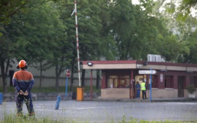 Un trabajador de Tubos Reunidos frente a la puerta de entrada de la fábrica de Amurrio. Un trabajador de Tubos Reunidos frente a la puerta de entrada de la fábrica de Amurrio.