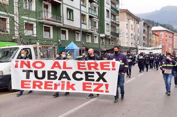 Manifestación de trabajadores de Tubacex en protesta por el ERTE y el ERE.