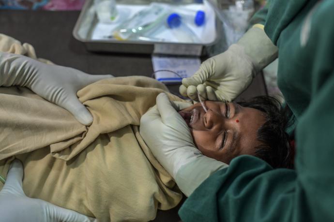 Un menor en India se realiza la prueba de diagnóstico de la tuberculosis