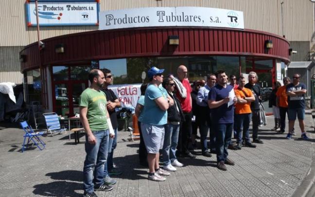 Trabajadores de Productos Tubulares ante la fábrica de Trapagaran Trabajadores de Productos Tubulares ante la fábrica de Trapagaran