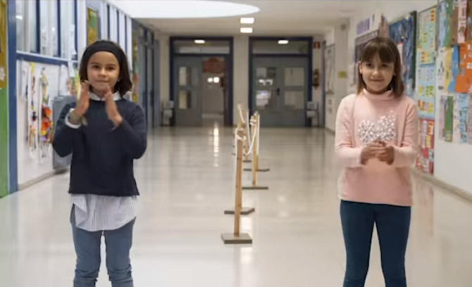 Dos de las niñas que han participado en el vídeo