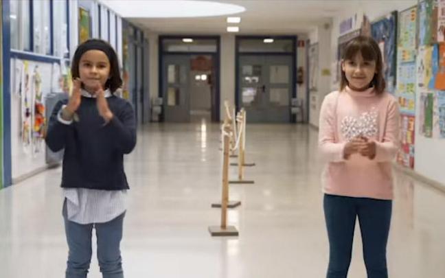 Dos de las niñas que han participado en el vídeo