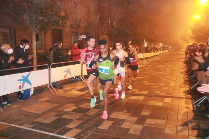 Abulé Esteba, encabeza el pequeño grupo que dominó la carrera