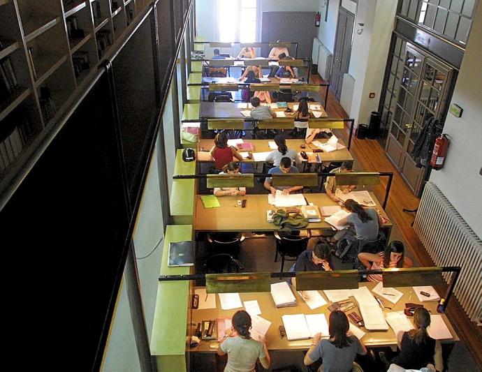 Interior de la Biblioteca de Tudela con varios jóvenes estudiando.