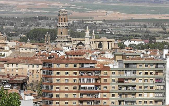 Un edificio de Tudela, con la catedral y el Ebro al fondo.