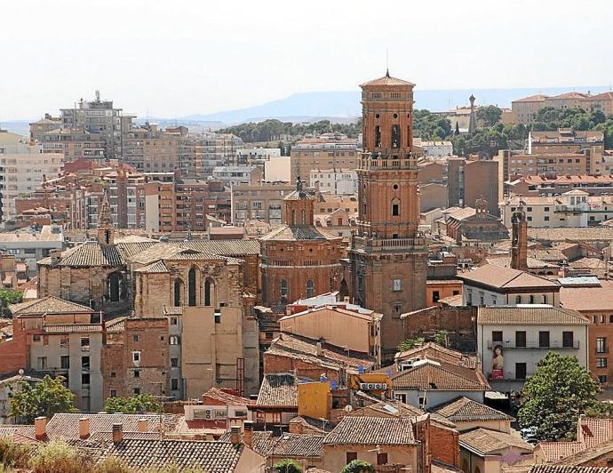 Vista de la catedral en mitad del casco antiguo de Tudela.