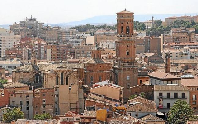 Vista de la catedral en mitad del casco antiguo de Tudela.