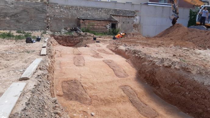 Aspecto de los enterramientos aparecidos en el solar junto a la residencia Torre Monreal.