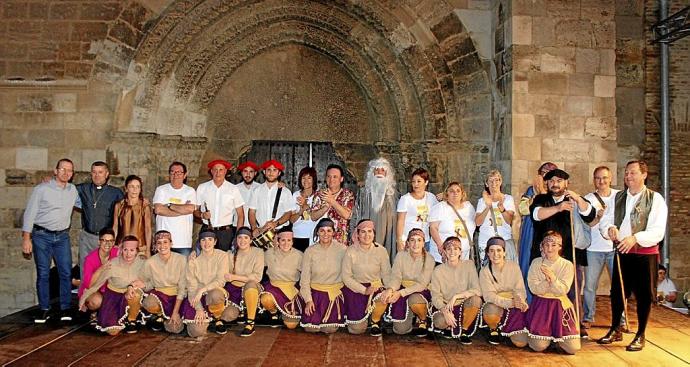 Intérpretes, actores, escritores, músicos y dantzaris, juntos tras la celebración del Paloteado del Casco Viejo de 2018.