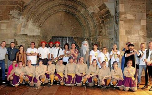 Intérpretes, actores, escritores, músicos y dantzaris, juntos tras la celebración del Paloteado del Casco Viejo de 2018.