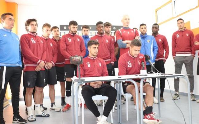 La plantilla y el cuerpo técnico durante la rueda de prensa de esta mañana